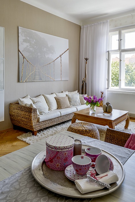 Obývací prostor tvoří ratanová pohovka s ratanovou taburetkou a nízkým stolkem