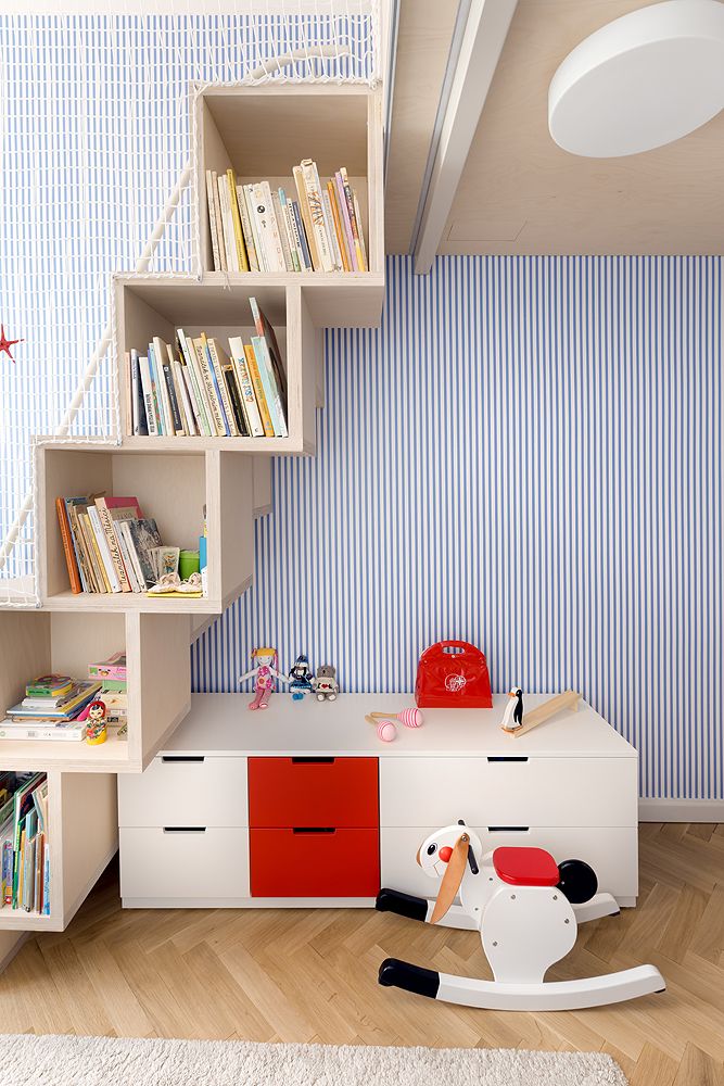 V dětském pokoji je značná výška místnosti využita ke zřízení spacího patra pro děti.
