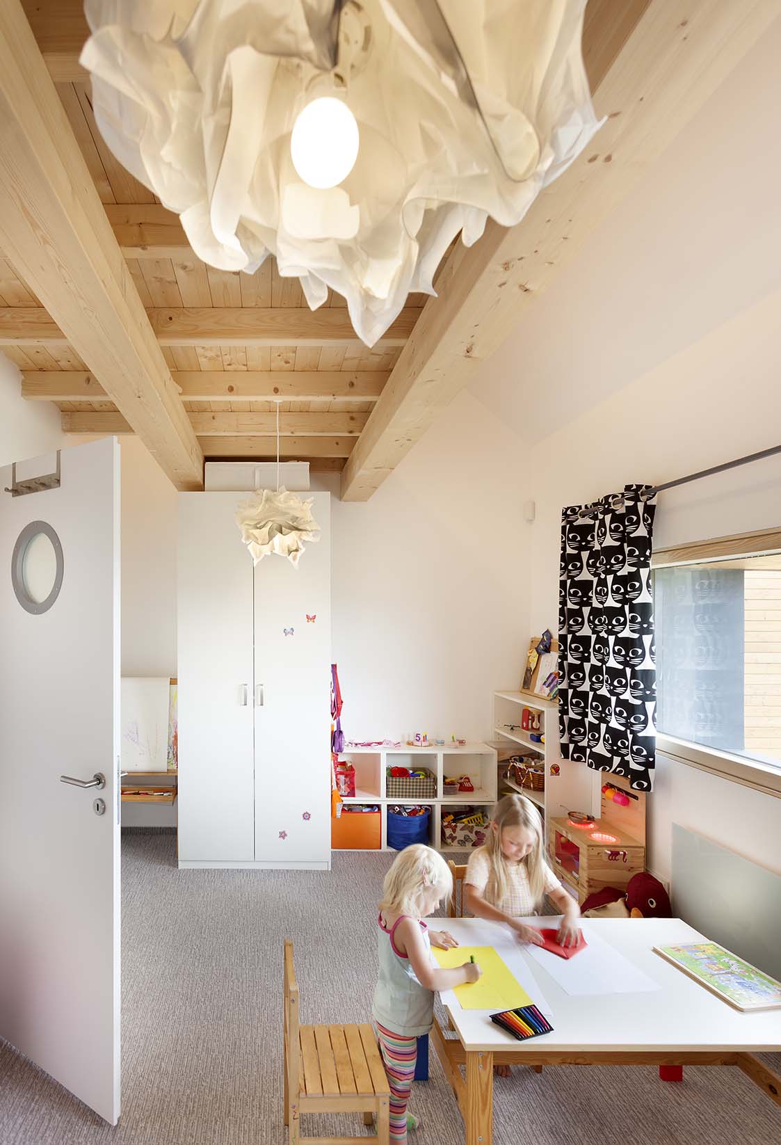 Dětský pokoj je zatím jako jedna místnost, ale prostor je už dopředu řešený tak, aby ho bylo možné později rozdělit na dvě místnosti.