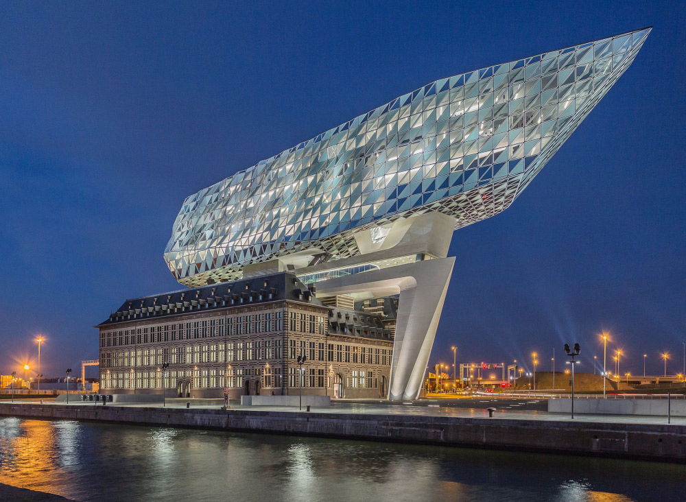 Nové sídlo úřadu antverpského přístavu je výsledkem působení tří prostorových elementů: původní památkově chráněné budovy, betonového mostu a vertikální nástavby.