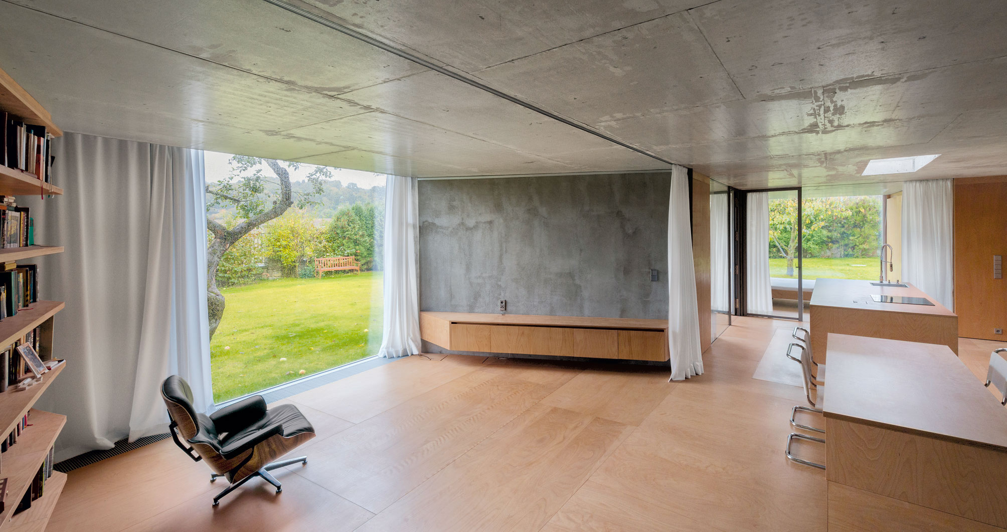 Otisky bednění na stropě z pohledového betonu přesně odpovídají deskám podlahy.