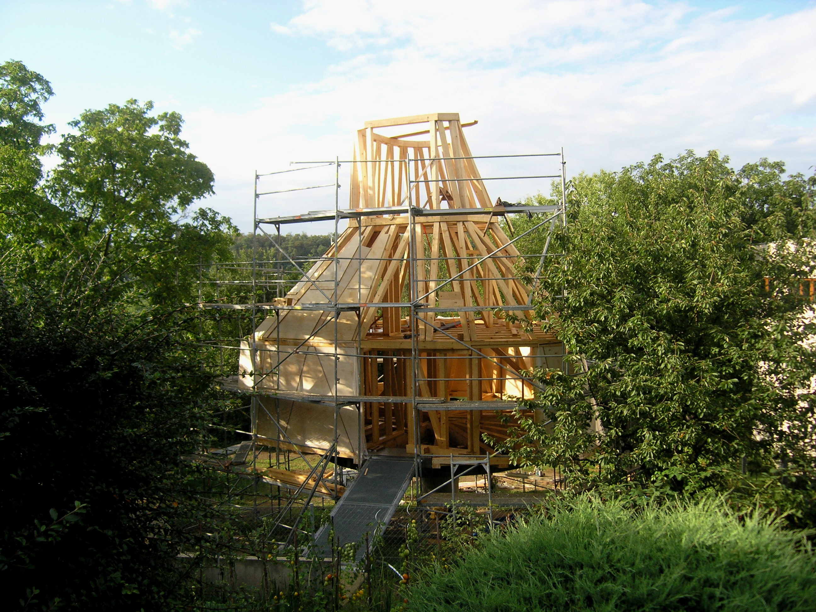 Dům je navržen z trámečkové dřevěné konstrukce