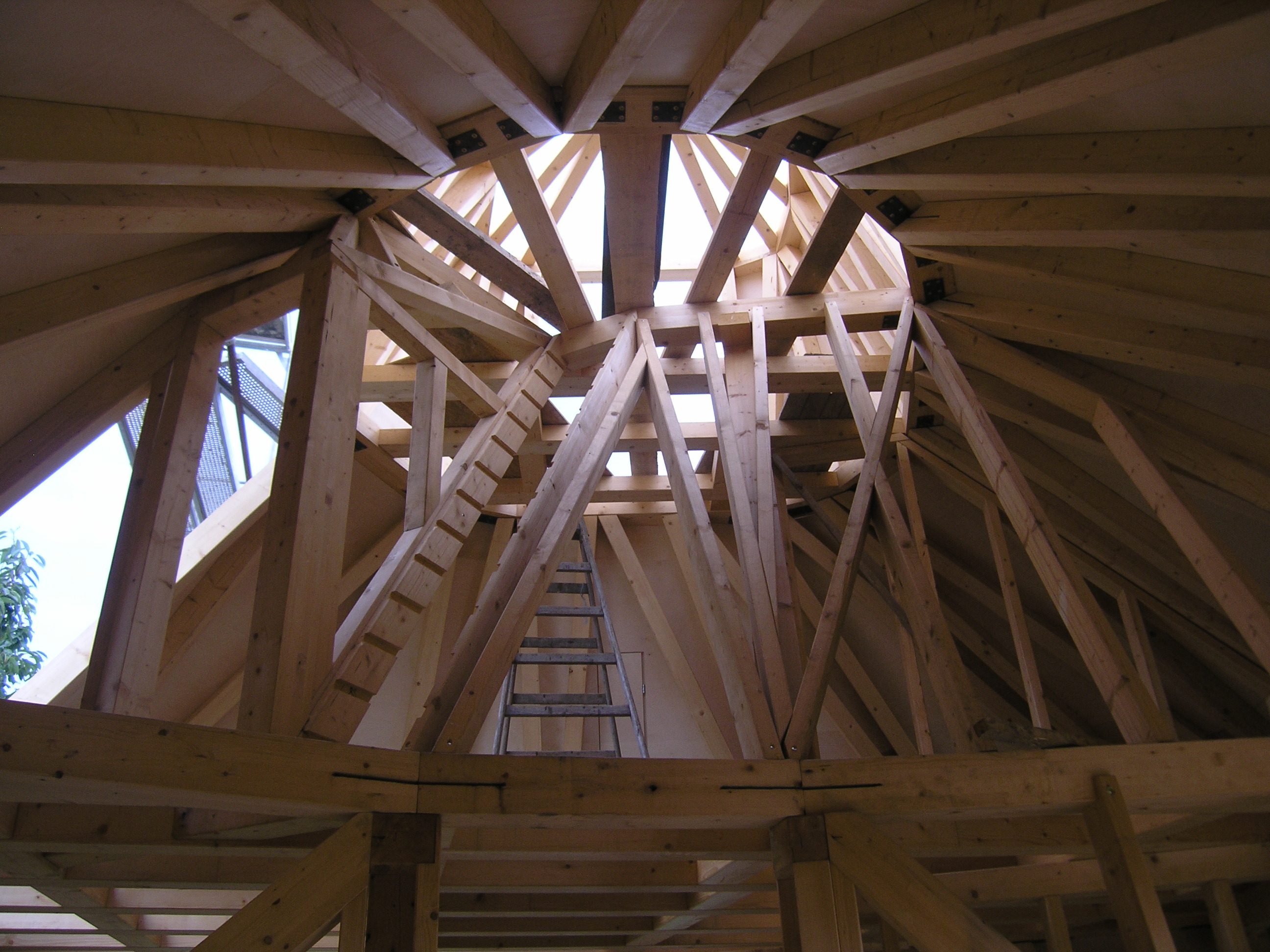 Nosná dřevěná konstrukce je v interiéru přiznaná.