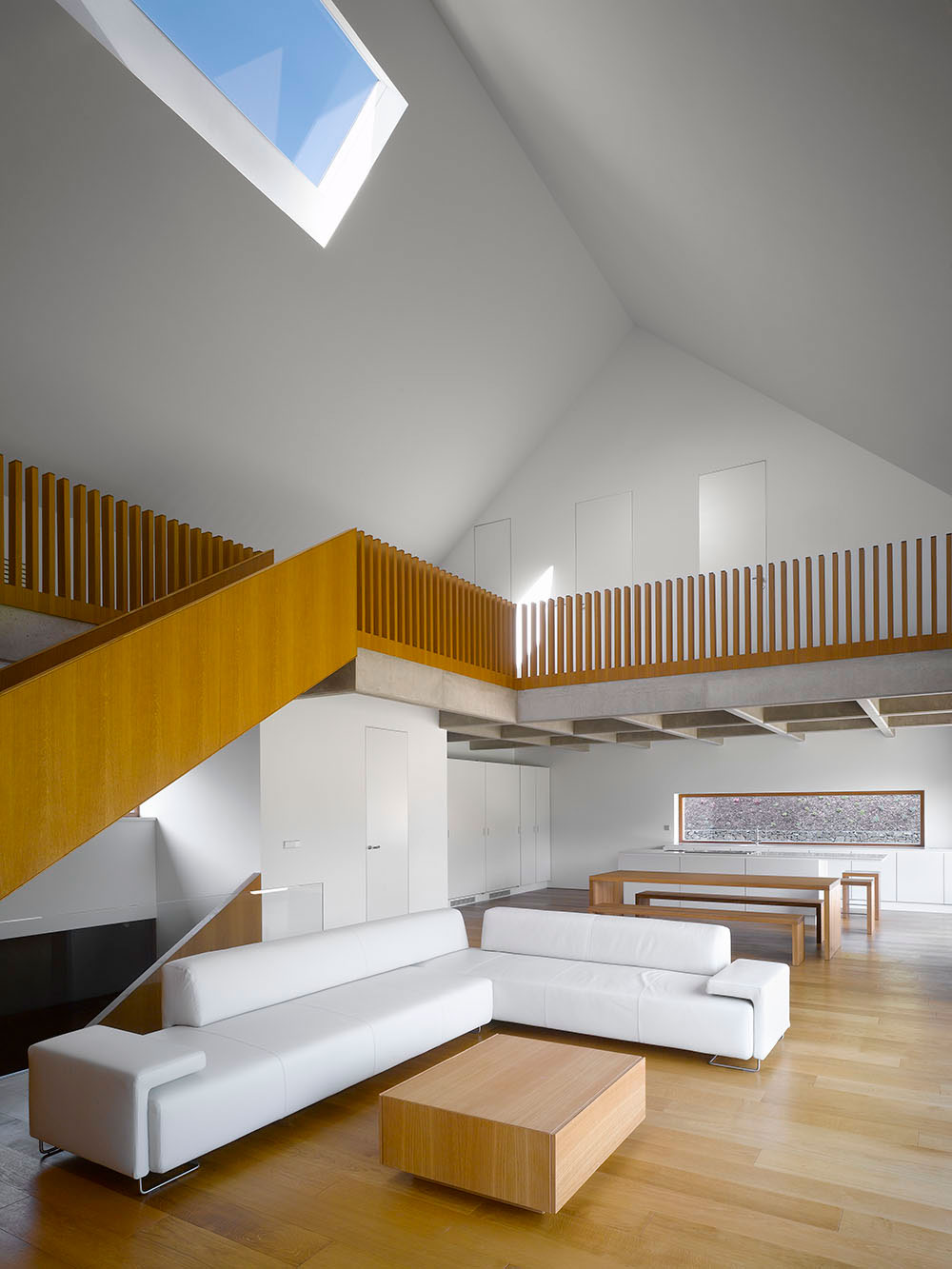 Obytné patro tvoří obývací prostor spojený s kuchyní a jídelnou