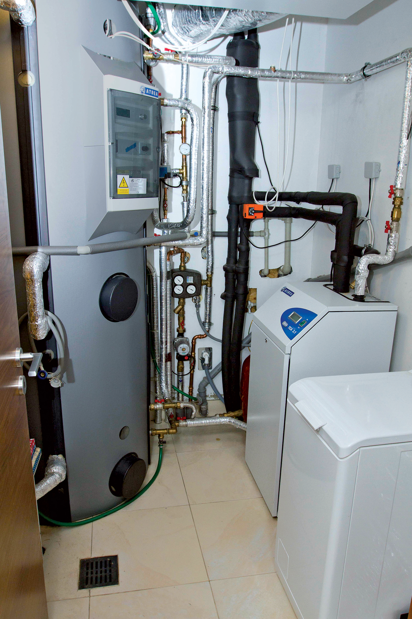 Hlavním zdrojem tepla na vytápění a přípravu teplé vody je tepelné čerpadlo s výkonem 2,9 kW, které bere teplo ze zemního kolektoru. Teplo se potom ukládá do speciálního bojleru.