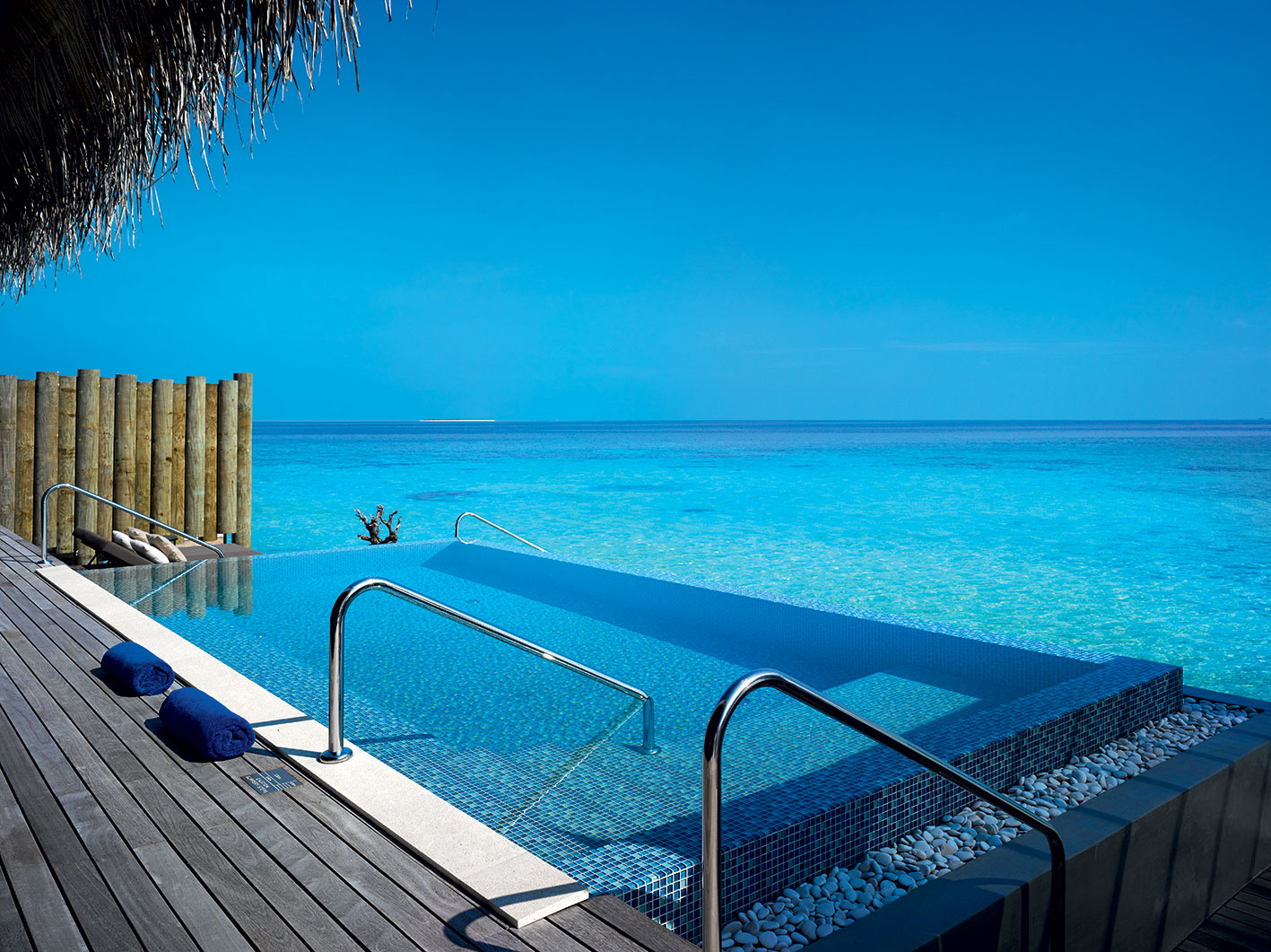 Exotika na maledivách s českým rukopisem - foto - 054---Sunrise-Water-Pool-Villa---Outdoor-Terrace-Mapei