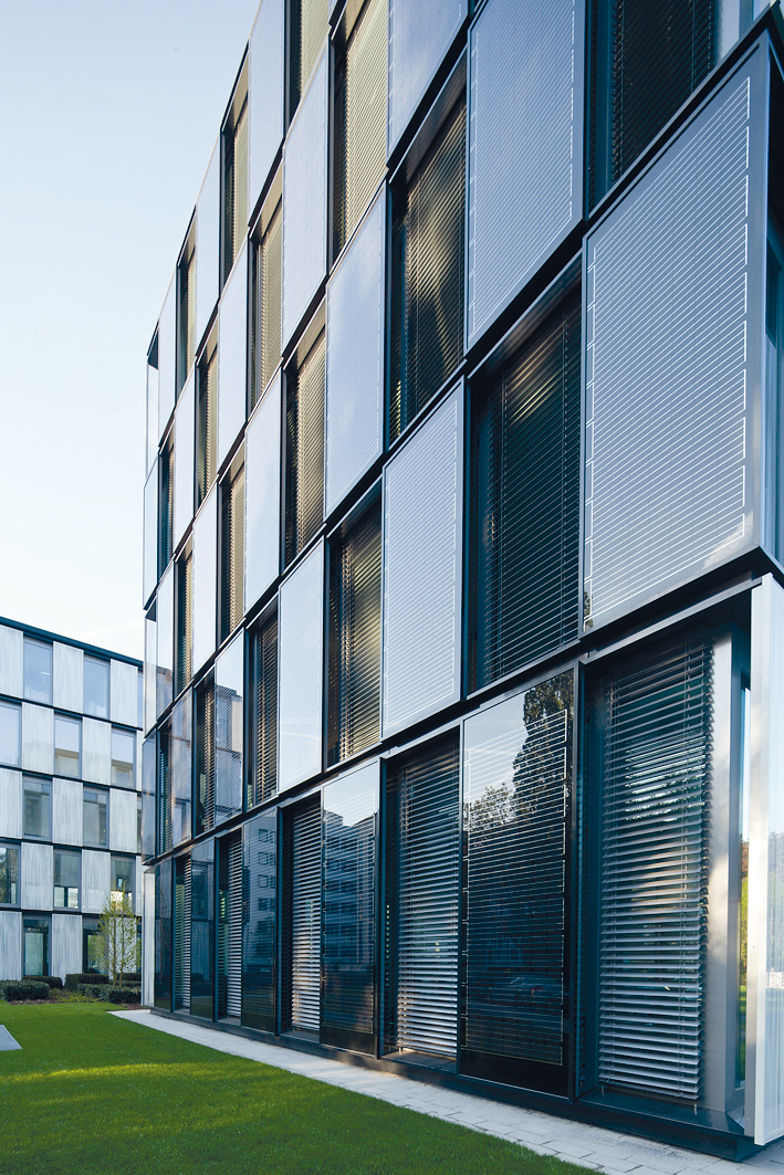 Pro různé typy fasády kancelářského objektu B. O. C. byly sestaveny speciální konstrukce založené na hliníkovém blokovém systému Schüco AWS 75 BS.HI, v kombinaci s na míru integrovanými fotovoltaickými panely.  Foto: www.rehfeld-fotografie.de