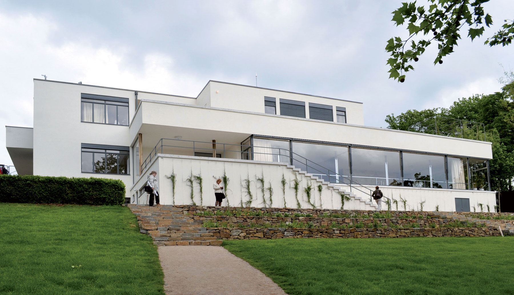 Vila Tugendhat, Brno, ČR (autor: Ludwig Mies van der Rohe, 1930) - celkový pohled. (Foto Josef Chybík, 2012)