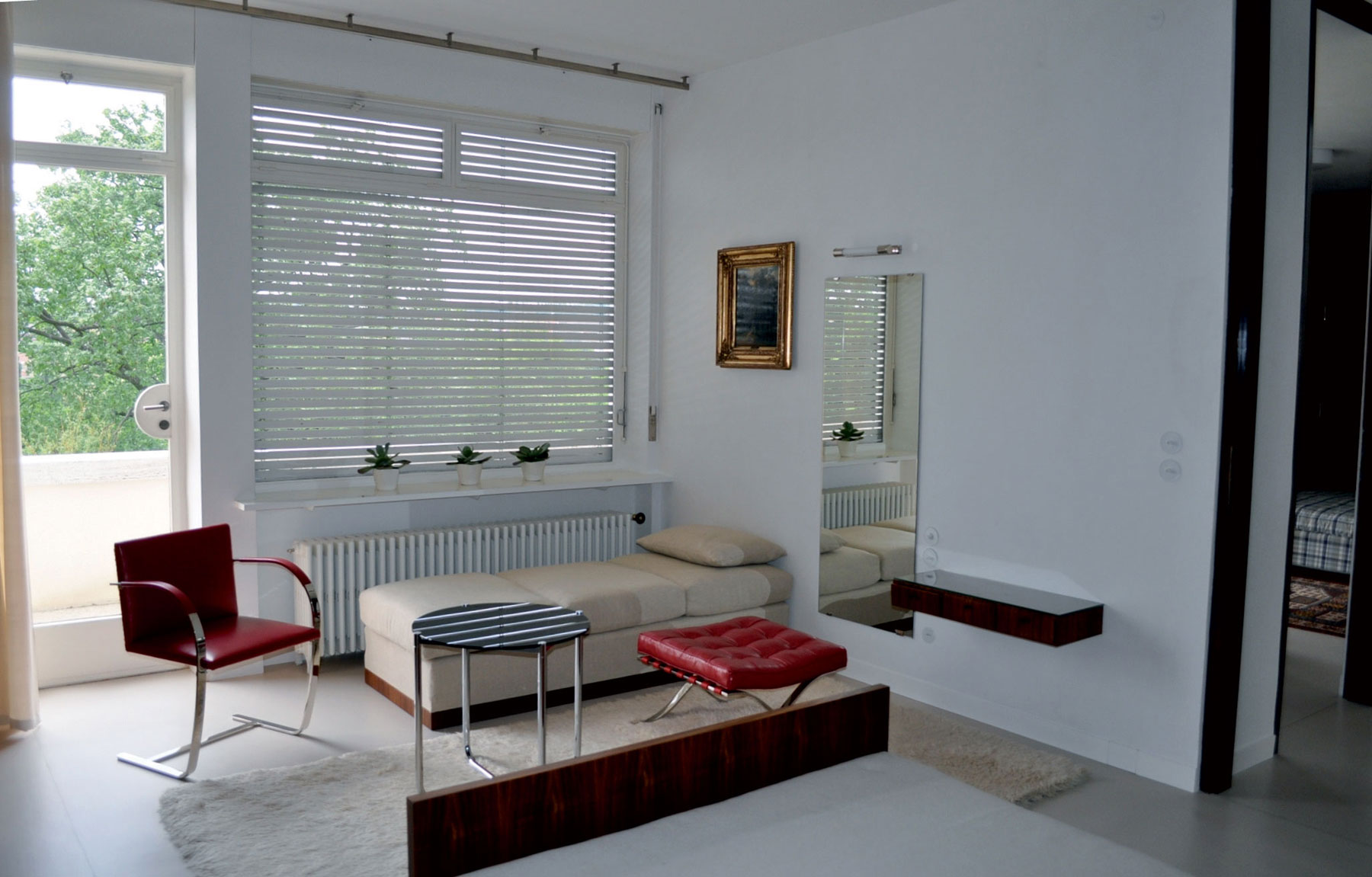Překvapivá jednoduchost luxusní vily - rekonstrukce původního interiéru. (Foto Josef Chybík, 2012)