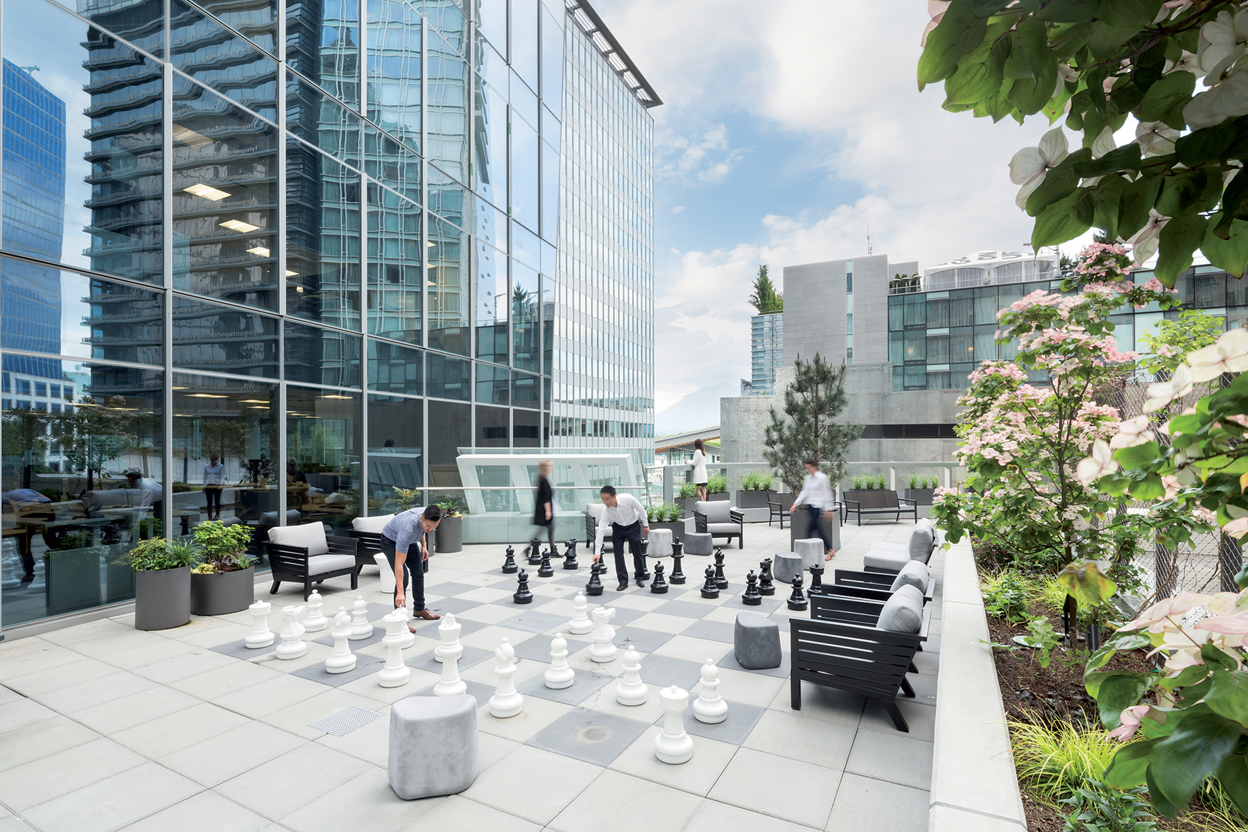 Na prostorné terase je možné zahrát si obří šachy.