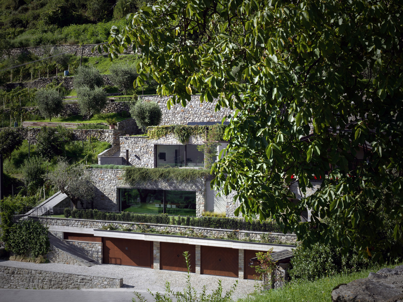 Soukromá rezidence, charakteristická přírodním kamenem, typickým pro danou oblast, je terasovitě zasazena v kopci plném zeleně a nabízí krásné výhledy do údolí severoitalské krajiny.