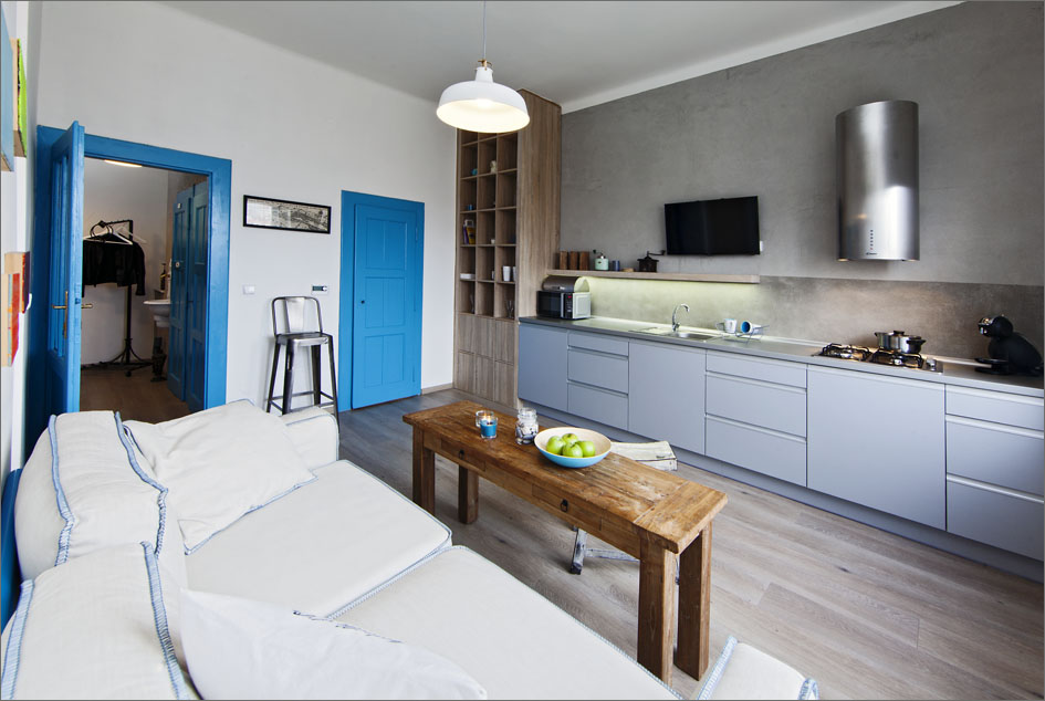 Interiér bytu v modré, bílé a pudrových odstínech