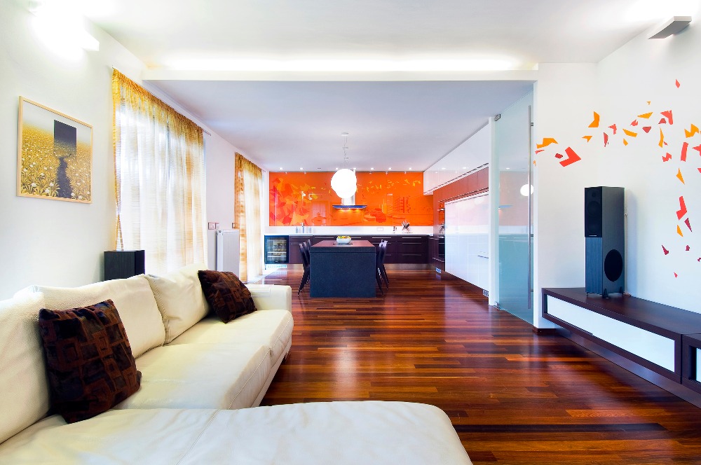 Obytný prostor je jen opticky rozdělený na odpočinkovou, obývací část a na část jídelny s kuchyní.