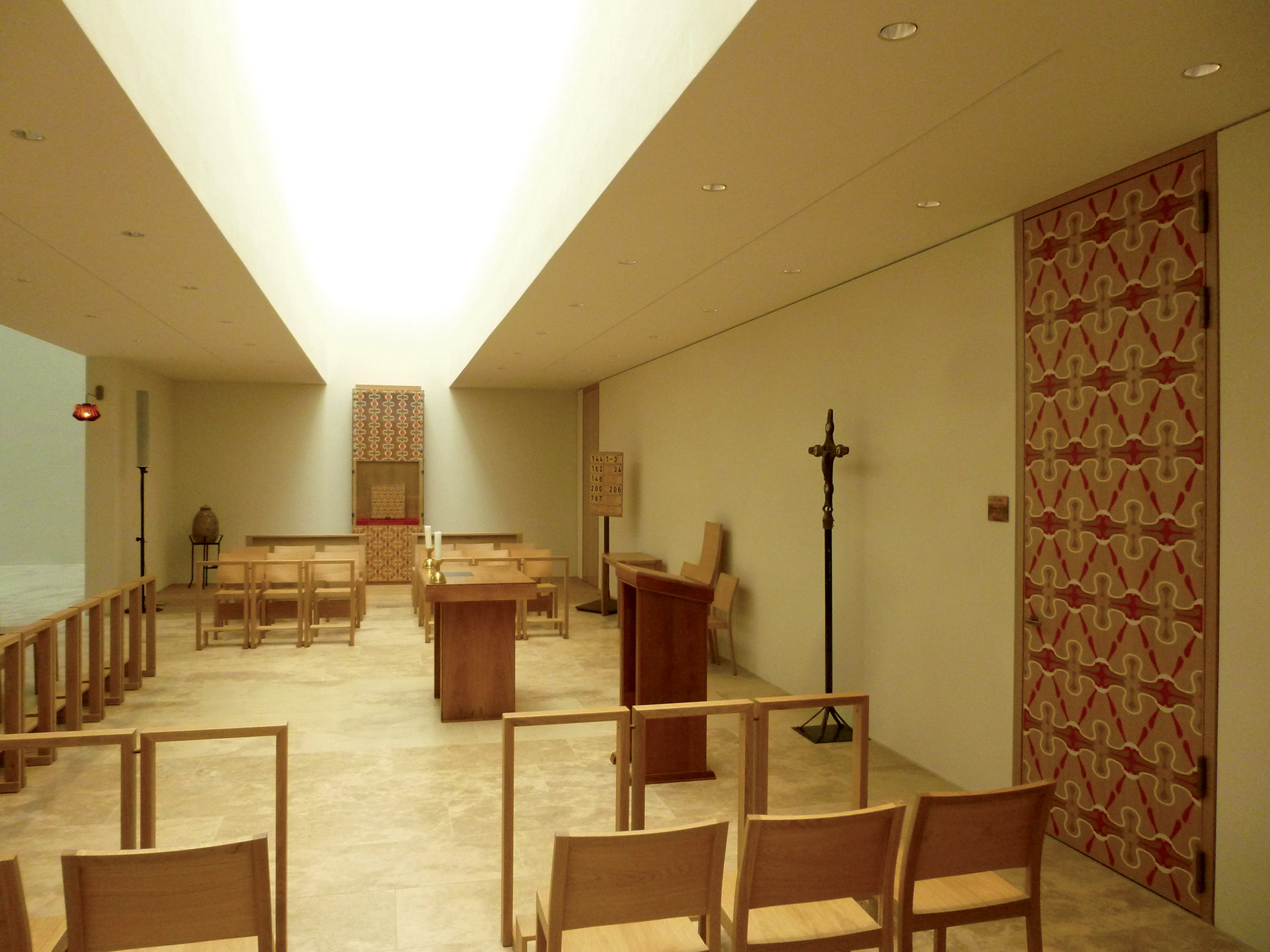 Interiér kaple pro všednodenní bohoslužby