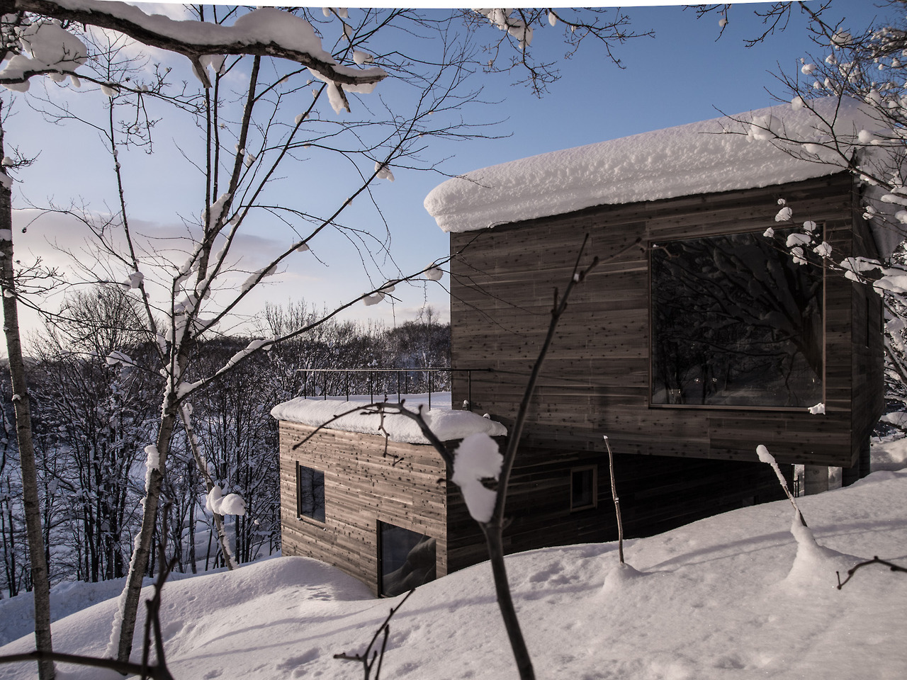 Architektonický výraz je jednoduchý a jednoduchosti je podřízen také interiér.