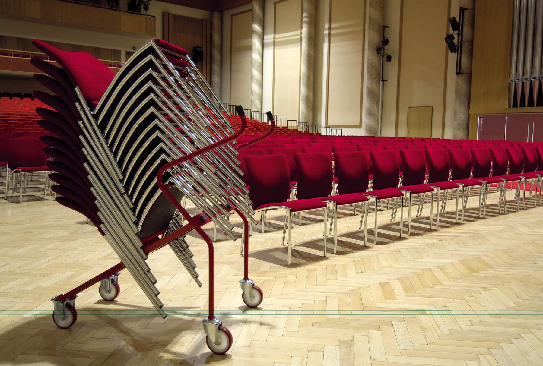 Vybavení velkého sálu Domu kultury města Ostravy sedacím nábytkem typu Salla.