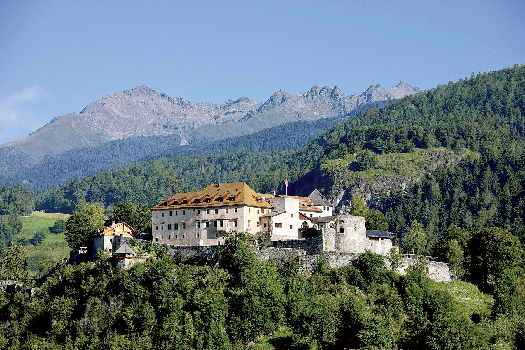 Nejdříve klášter, potom vězení a chudobinec, dnes hotel se čtyřmi hvězdičkami – hotel Schloss Sonnenburg v Pustertalu. (Foto: Hotel Schloss Sonnenburg)