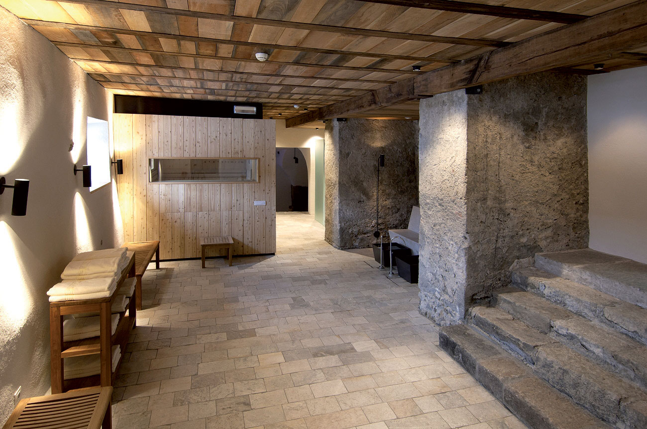 Exkluzivní hotel Sonnenburg v Jižním Tyrolsku investoval a v klenbách z 12. století vybudoval nové wellness centrum.
