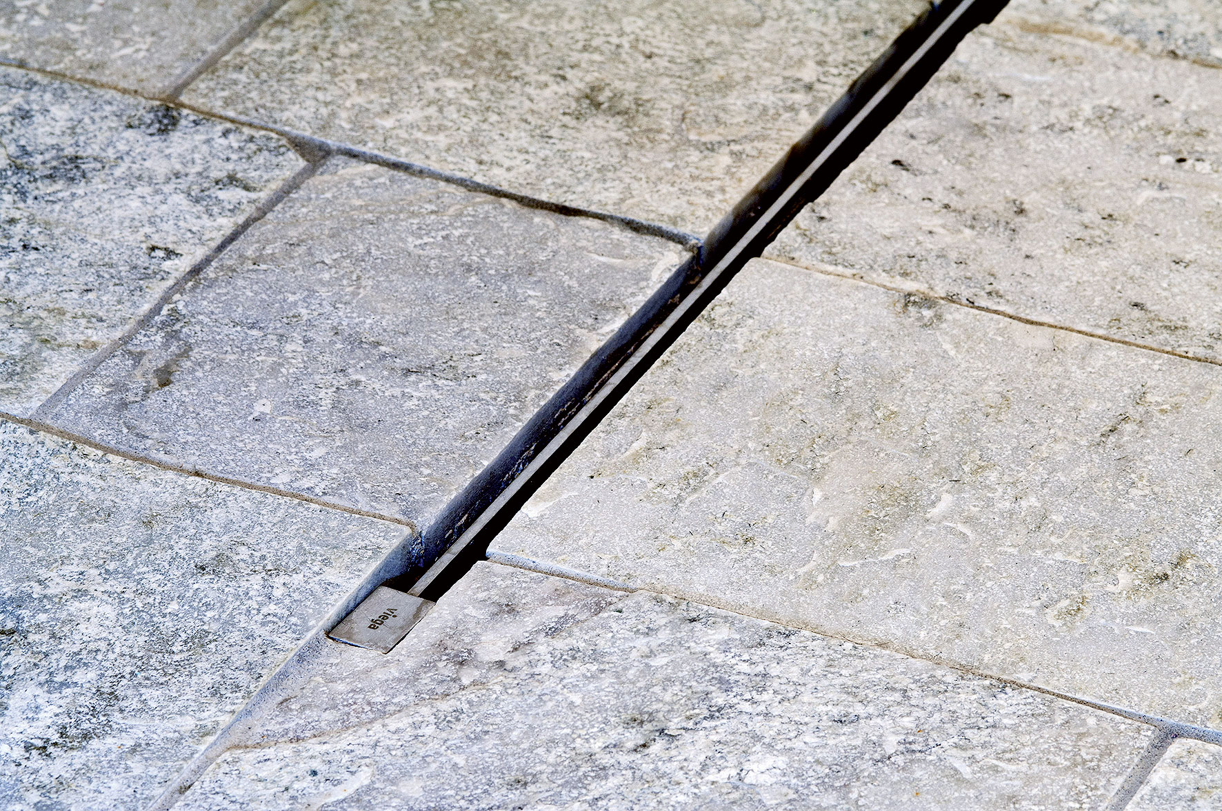 Díky speciálnímu montážnímu setu může být Vario vestavěn také do podlah z přírodního kamene.