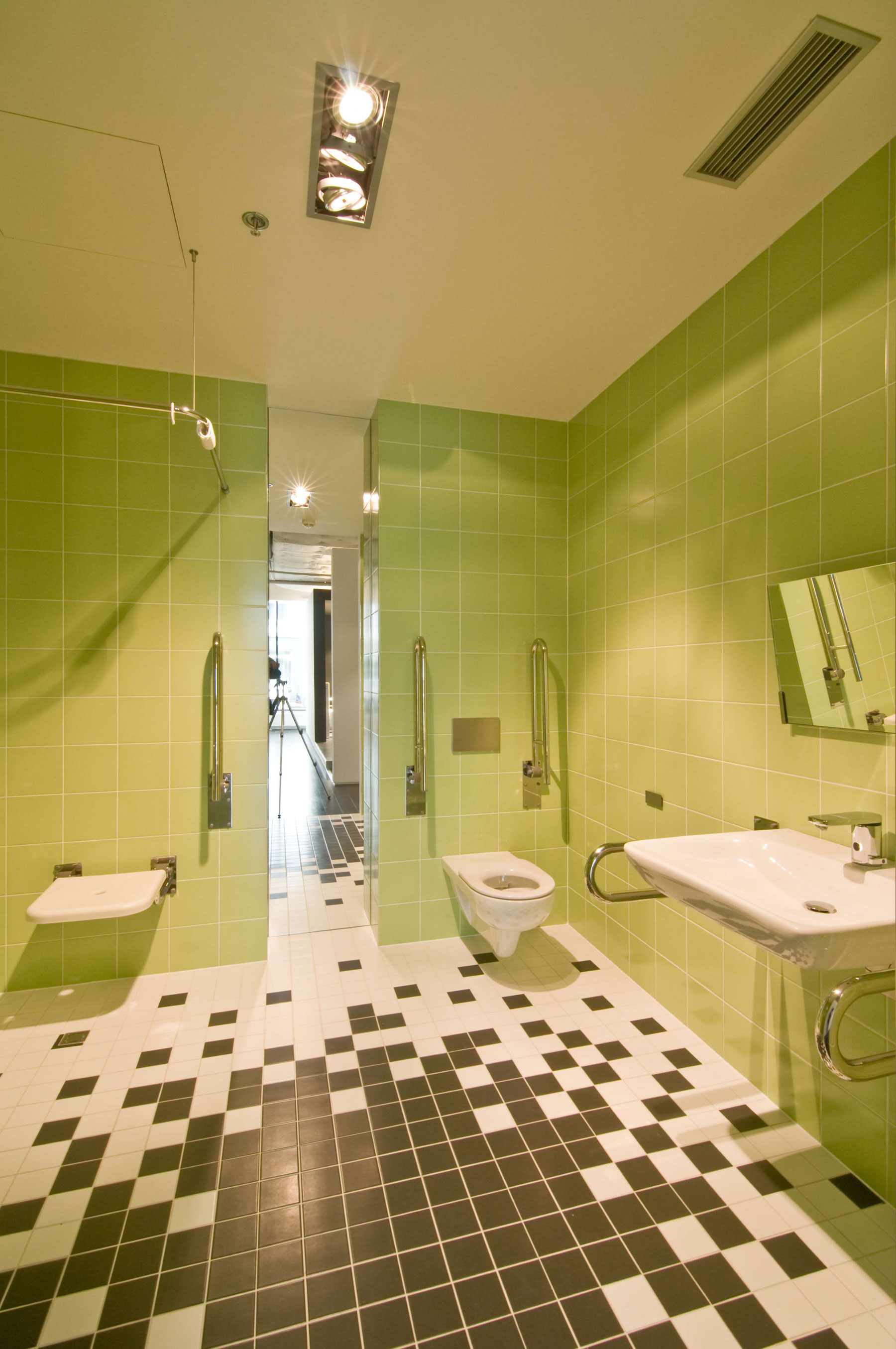Popis: Bez bariér ve využití, i v designu, taková je komfortní koupelna pro handicapované se sérií KOLO Nova Pro Bez Bariér a s oddáleným ovládáním splachování Geberit Sigma70 v nerezu.