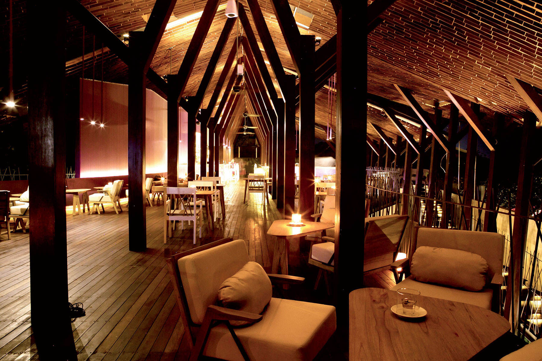 V interiéru restaurace bylo použito tmavé tropické dřevo (hotel Balé, Nusa Dua)