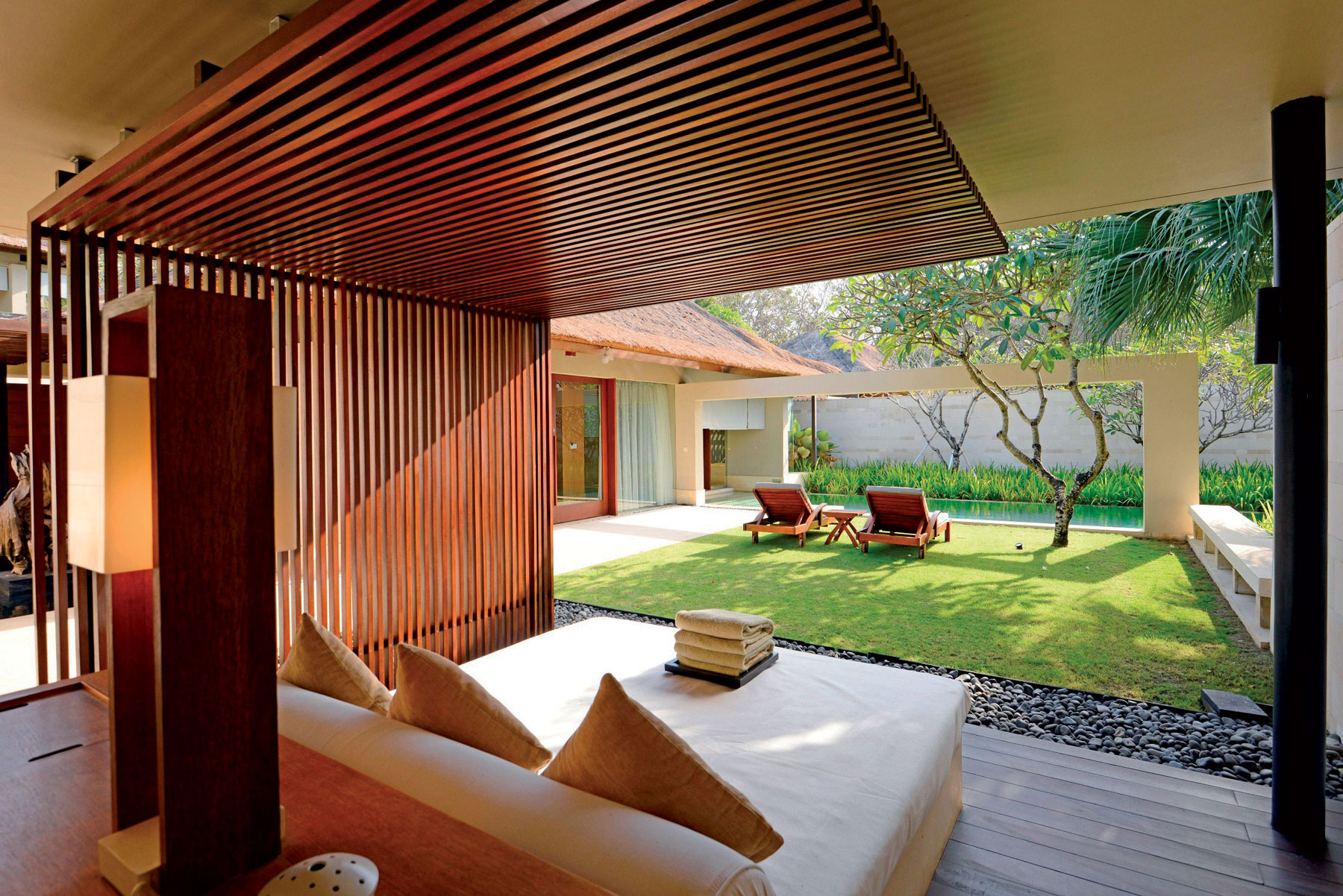 Kompozice pavilonů je inspirována tradičním balijským domem (hotel Balé, Nusa Dua)