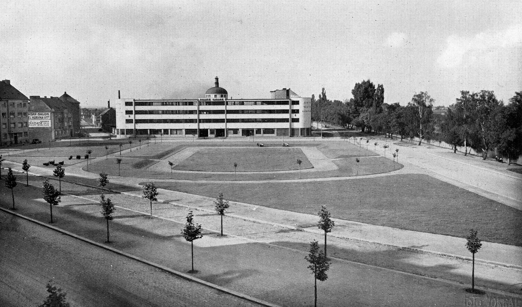 Palace garage, Hradec Králové, 1932