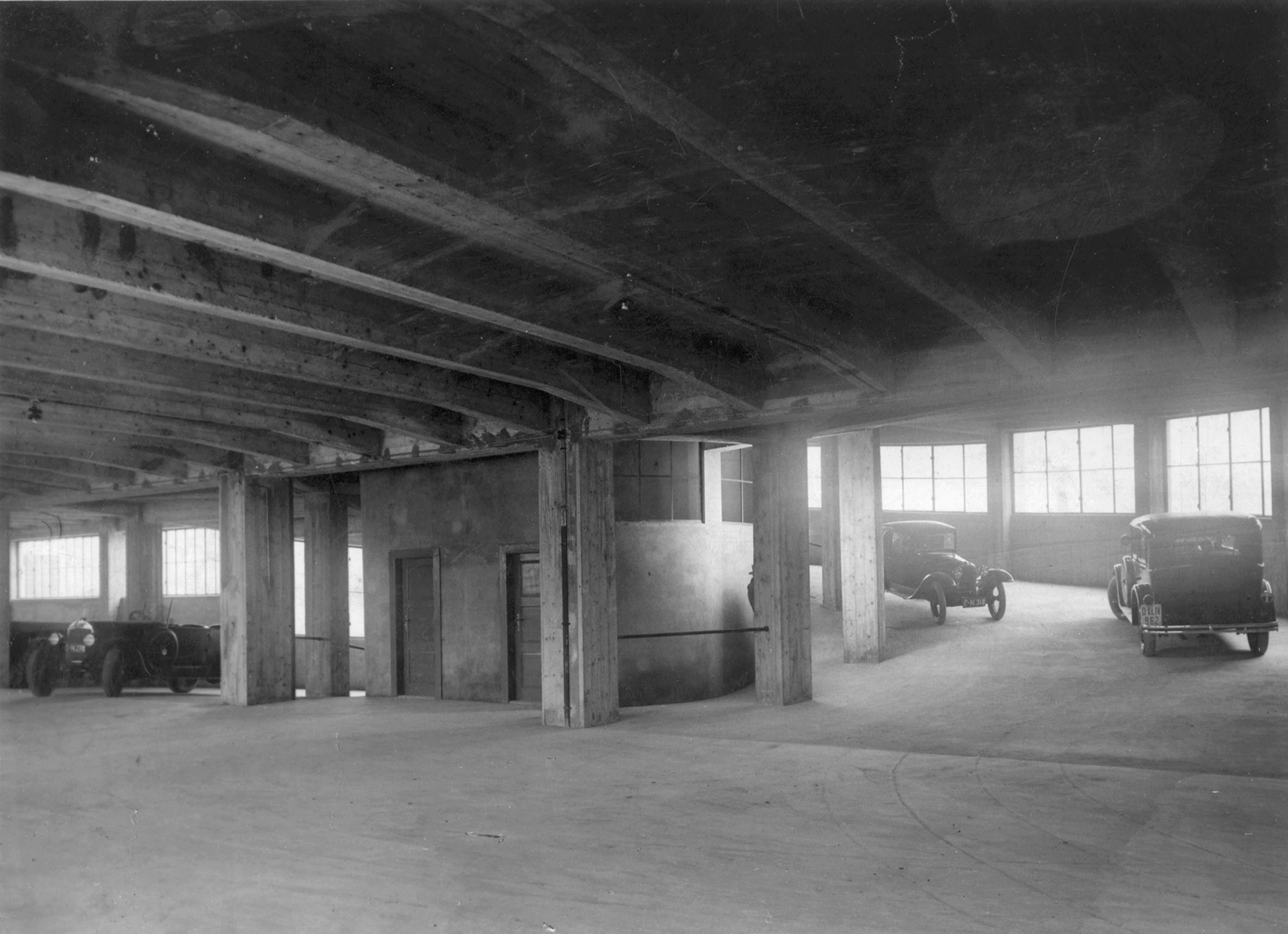 Interiér Palace garage, Hradec Králové, 1932