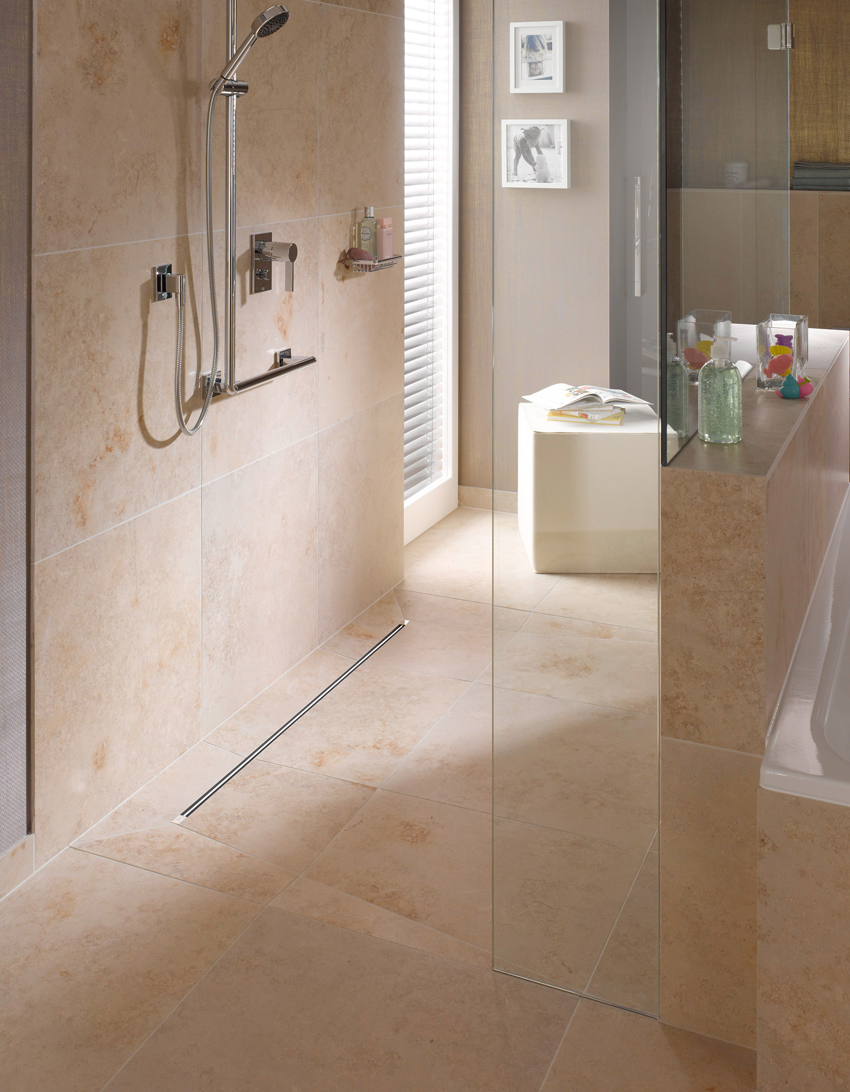 Sprchové žlábky jako standard běžné koupelny. Sprchový žlábek Advantix Vario od společnosti Viega je velmi úzký a decentně se začlení do celkového řešení koupelny. (Foto: Viega)