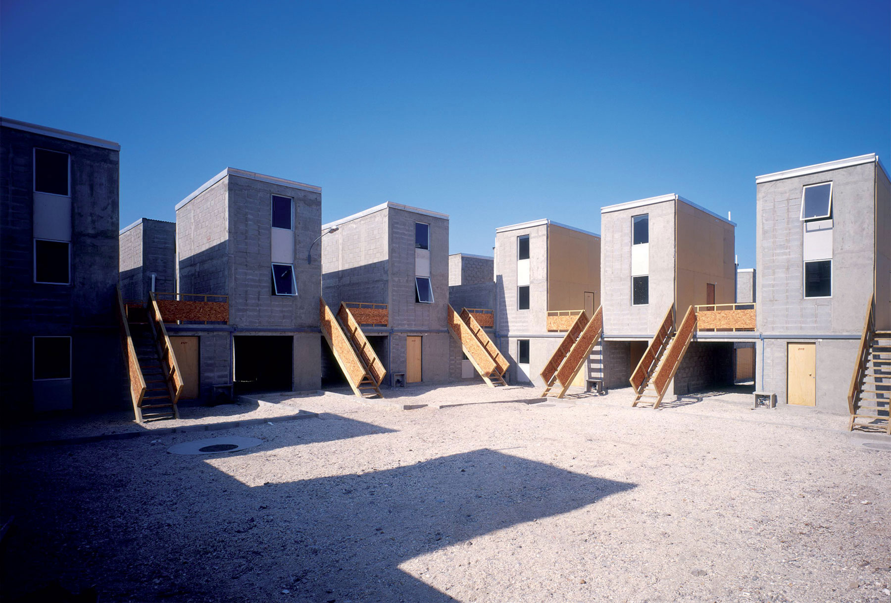 Obytný soubor Quinta Monroy pro sto rodin v Iquique (2004) – přestavba domů, které jsou financovány z veřejných prostředků. Foto: Cristobal Palma