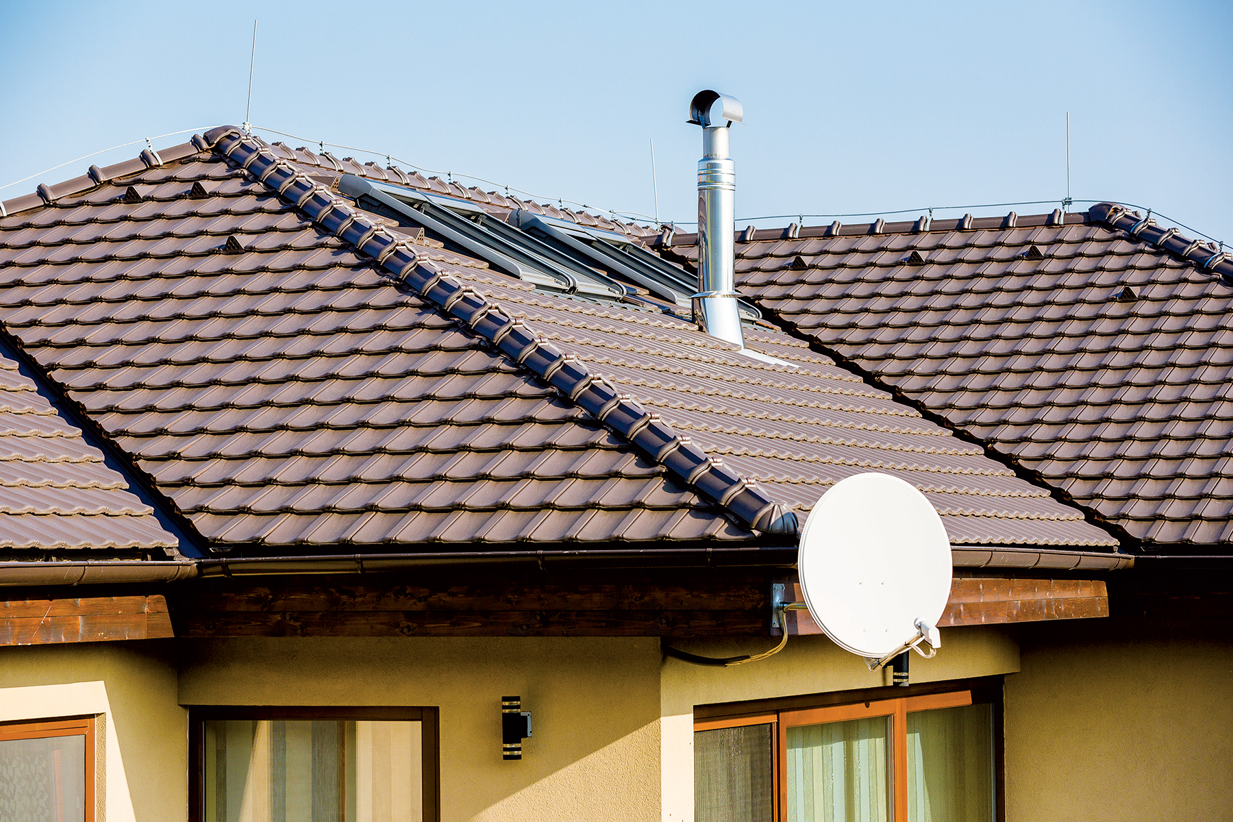 Střešní okna VELUX jsou orientována tak, aby se světlo dostávalo dovnitř zvláště  v dopoledních hodinách. Přebytečné teplo majitelé regulují zatemňujícími roletami.