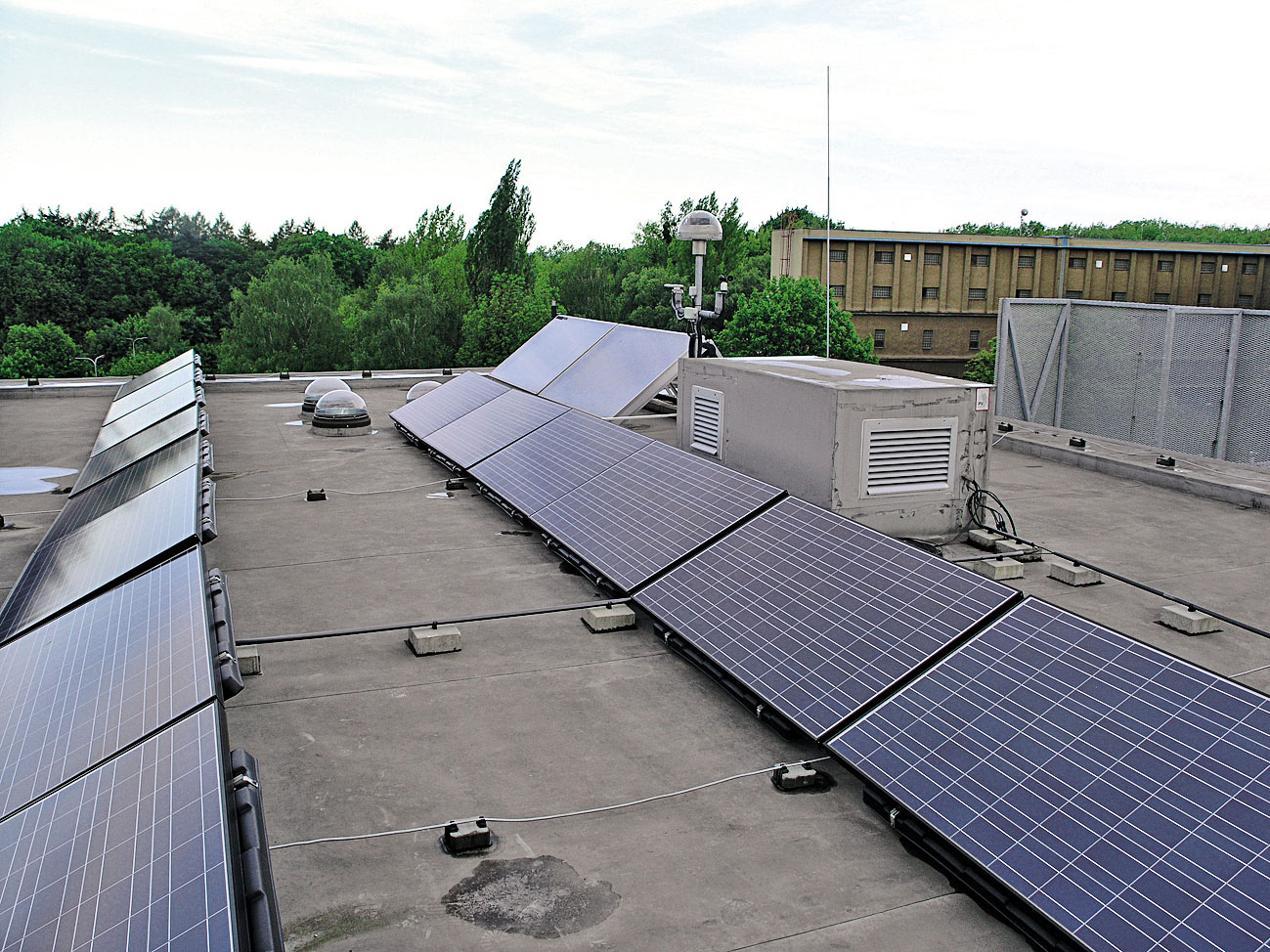 Střecha s instalovanou fotovoltaickou elektrárnou.