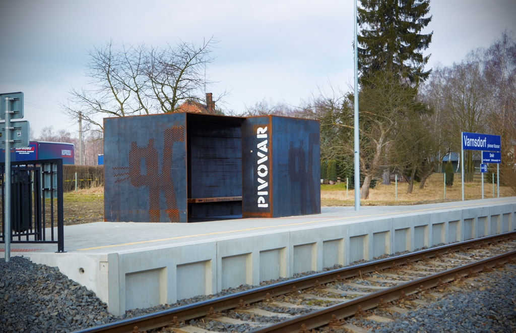 První soukromá vlaková zastávka v Čechách je z dvoucentimetrového ocelového plechu.