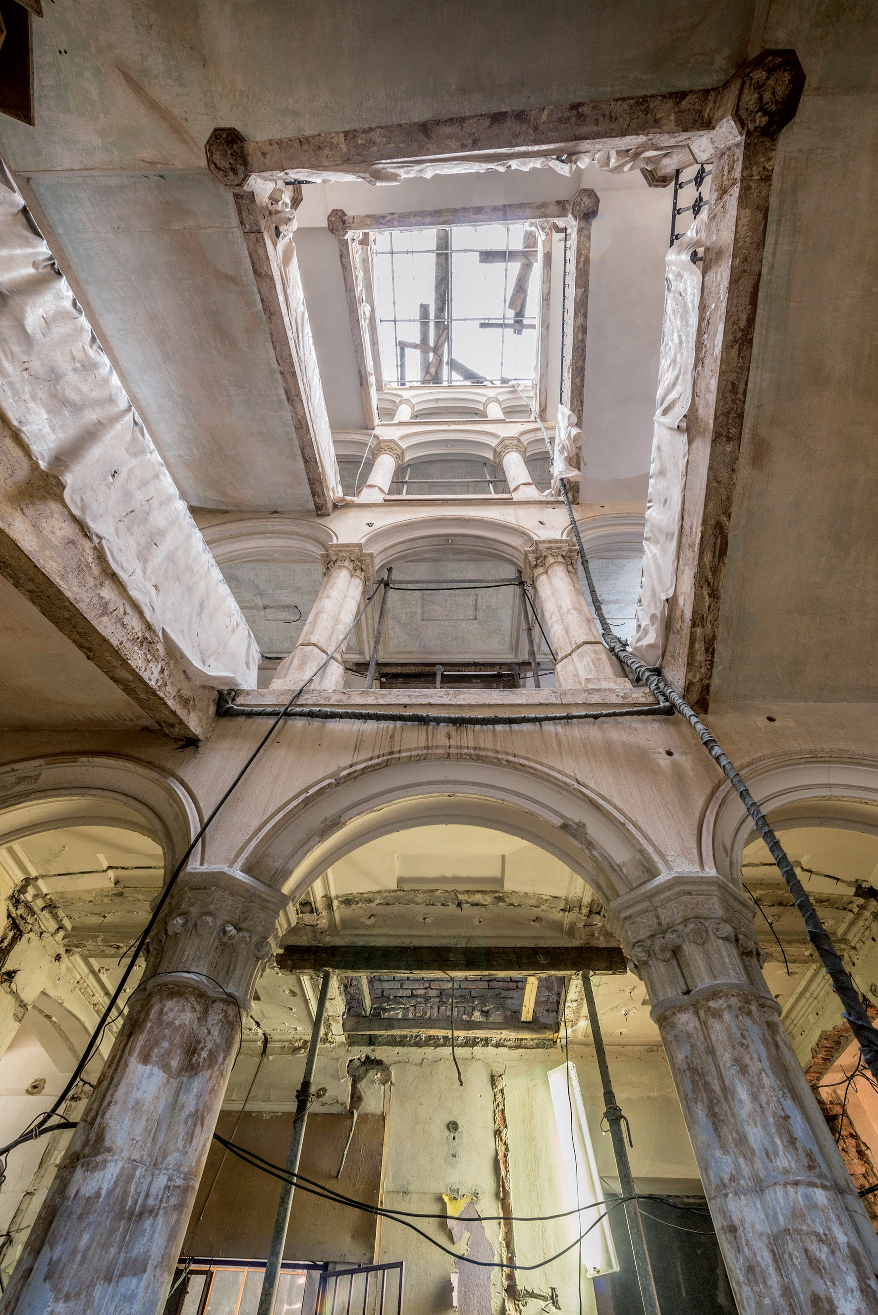 Centrální palácové schodiště před rekonstrukcí