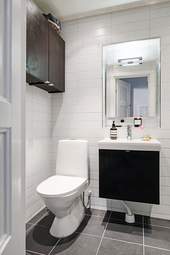 Koupelna byla zrekonstruovaná v roce 2009 do maximálně jednoduché a funkční podoby.