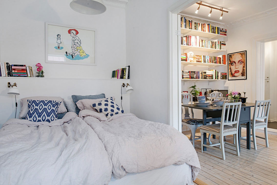 Ložnice je dostatečně prostorná pro velkou manželskou postel, nad níž je polička jako stvořená na literaturu večerního čtení.