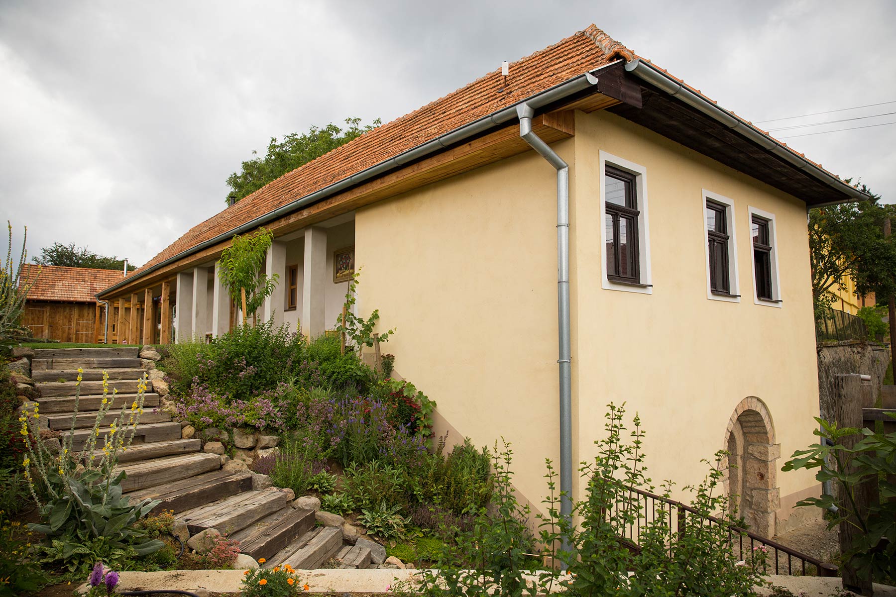 Rekonstrukce venkovského domu - foto - Povodny-dom-s-pristavbou_autor_Luboš-Dobiaš