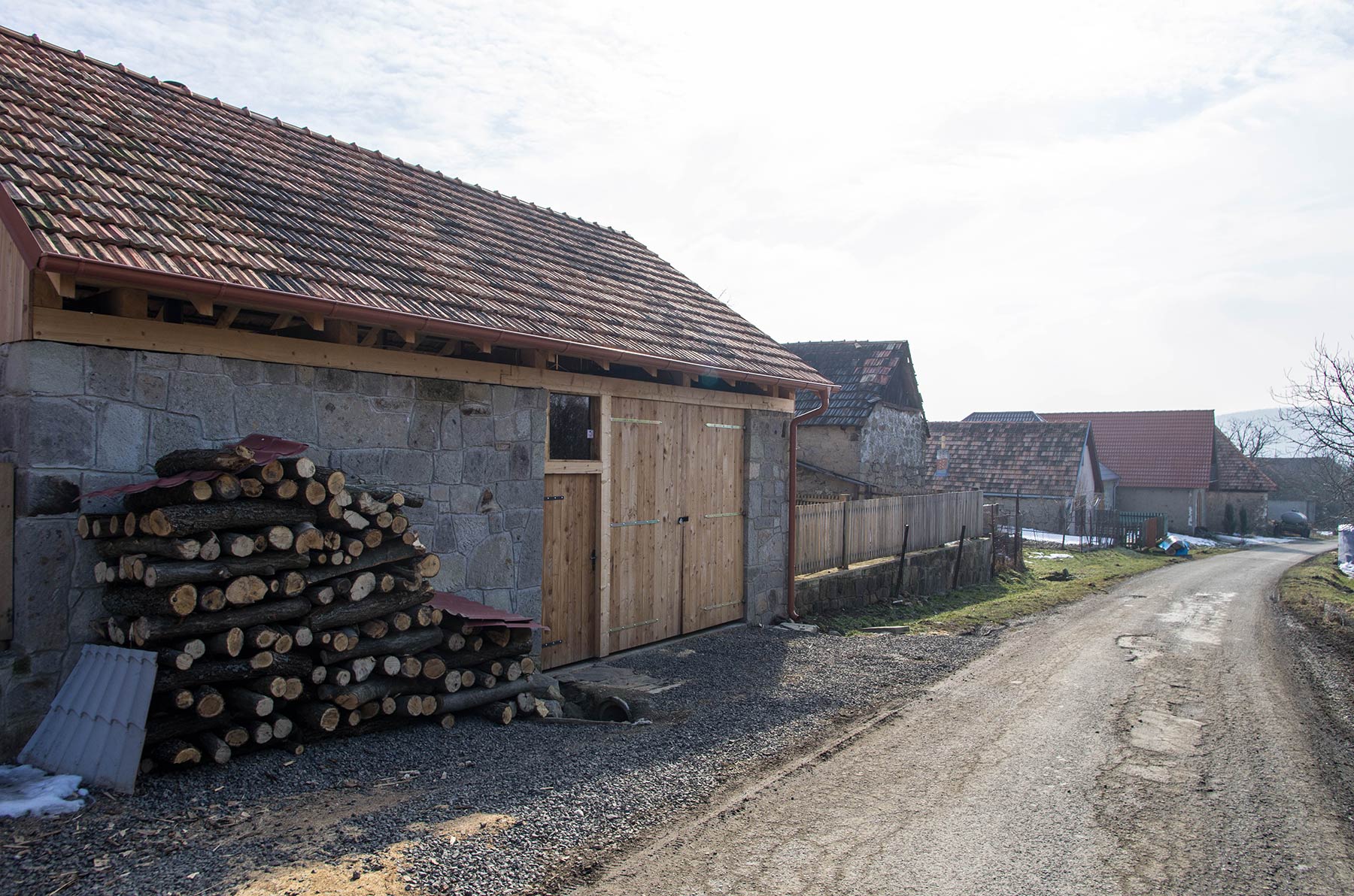Rekonstrukce venkovského domu - foto - Stodola-zo-zadu_autor_Mihalič