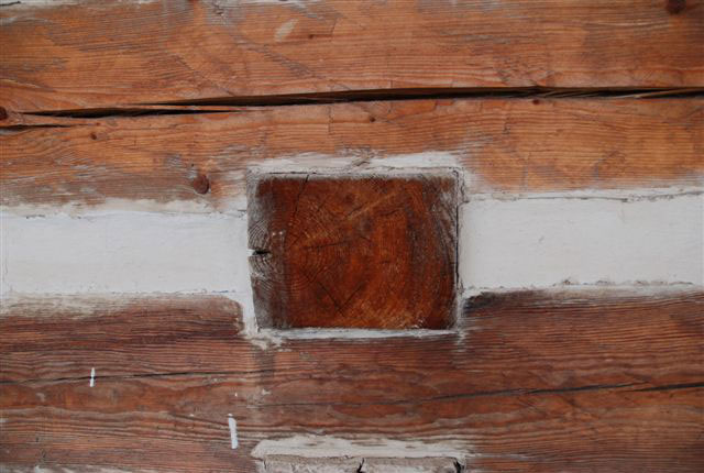 Povrch spár mezi trámy je opatřen hliněnou vymazávkou.