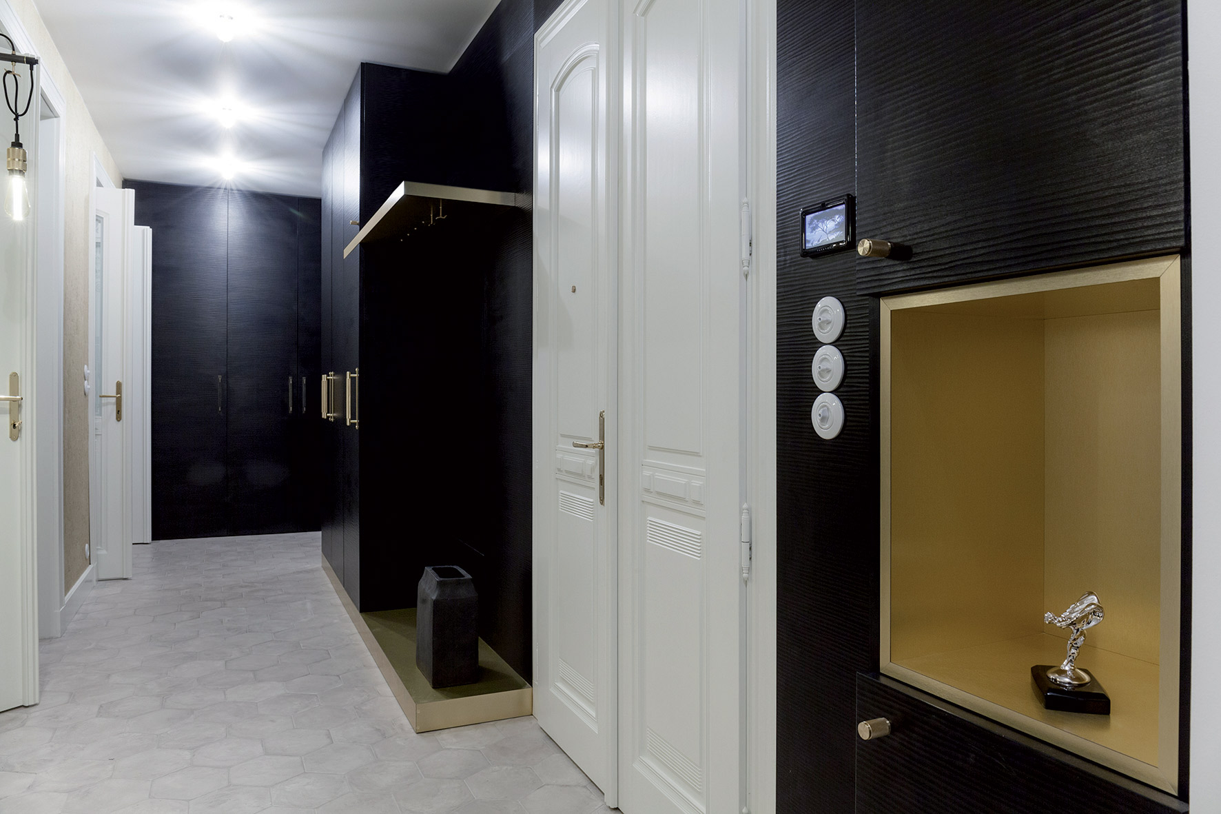Zlaté prvky odkazují na prestižní adresu i životní styl uživatelů bytu.