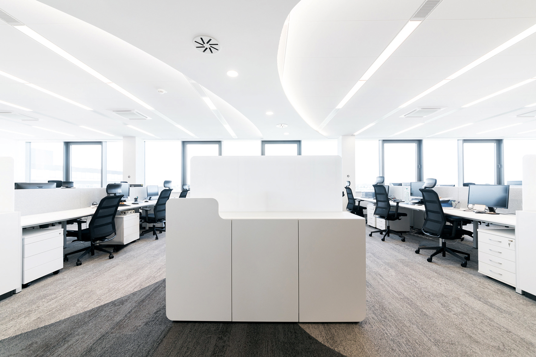 Světlé interiéry kanceláří s designovým nábytkem
