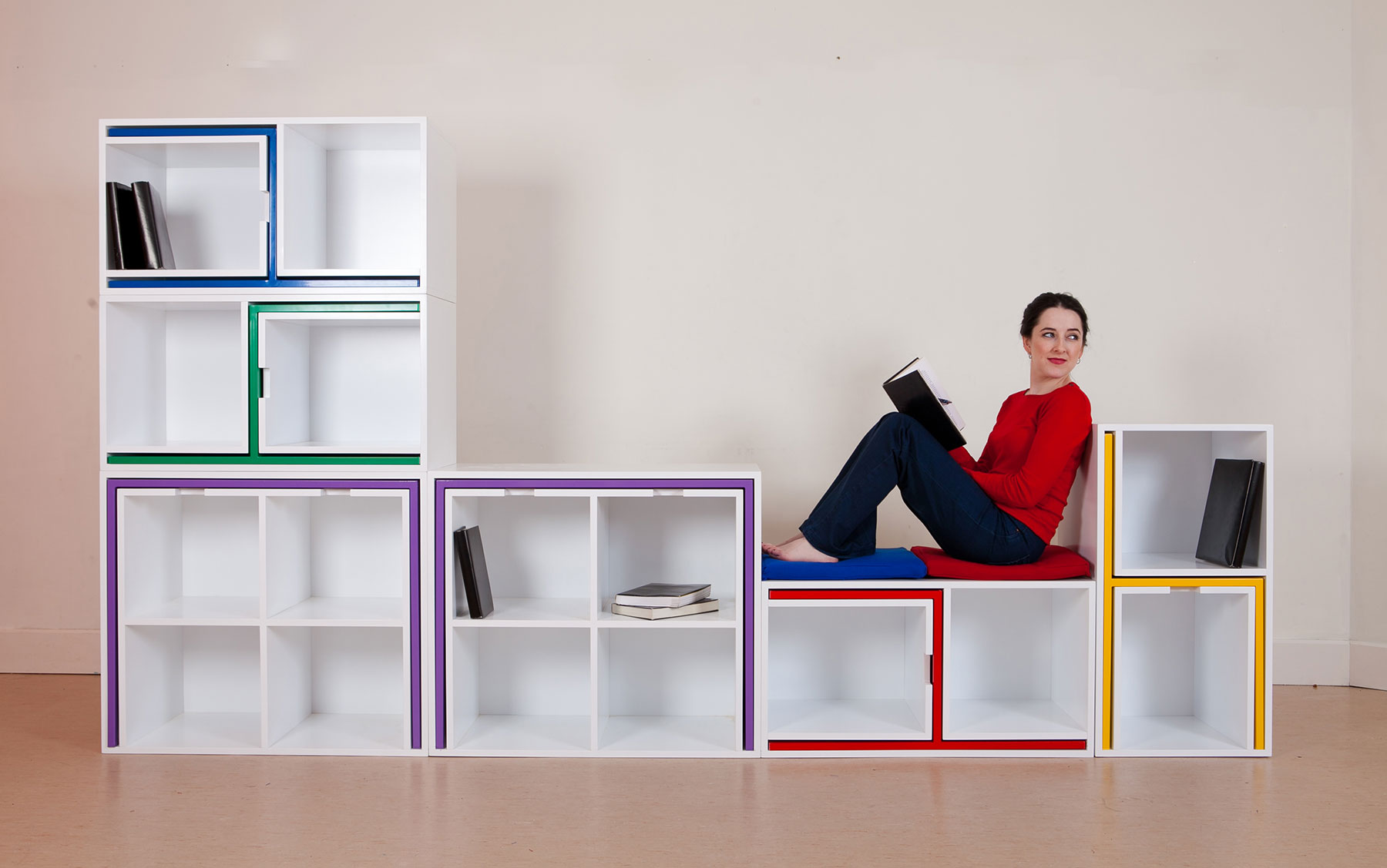 Pro malý byt je určena tato skládačka, zatím představená jen jako koncept. Irská designérka Orla Reynolds představila kompaktní set knihovny, z níž jednoduchým pohybem vysunete stůl a čtyři židle. Jak jednoduché! Foto: Orla Reynolds