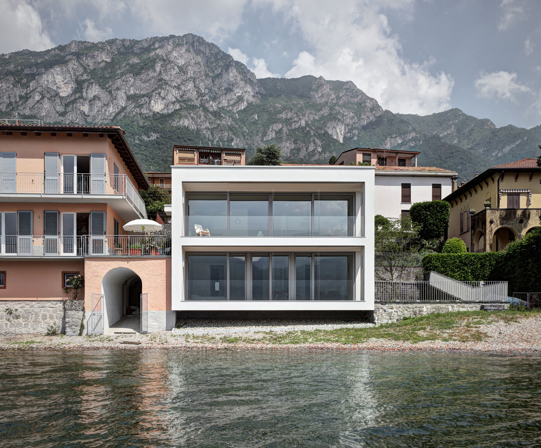 Kompletně přestavěný dům na břehu jezera Como je nevtíravý, integrovaný do okolní zástavby, přesto moderní. Velkoformátová okna dominují na západní straně této krychlové budovy.