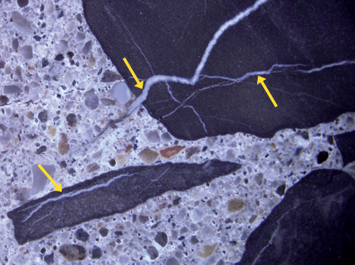 Obr. 1: Mikroskopický pohled na narušení zrn kameniva rozpínavým gelem (převzato z http://www.rjlg.com/)