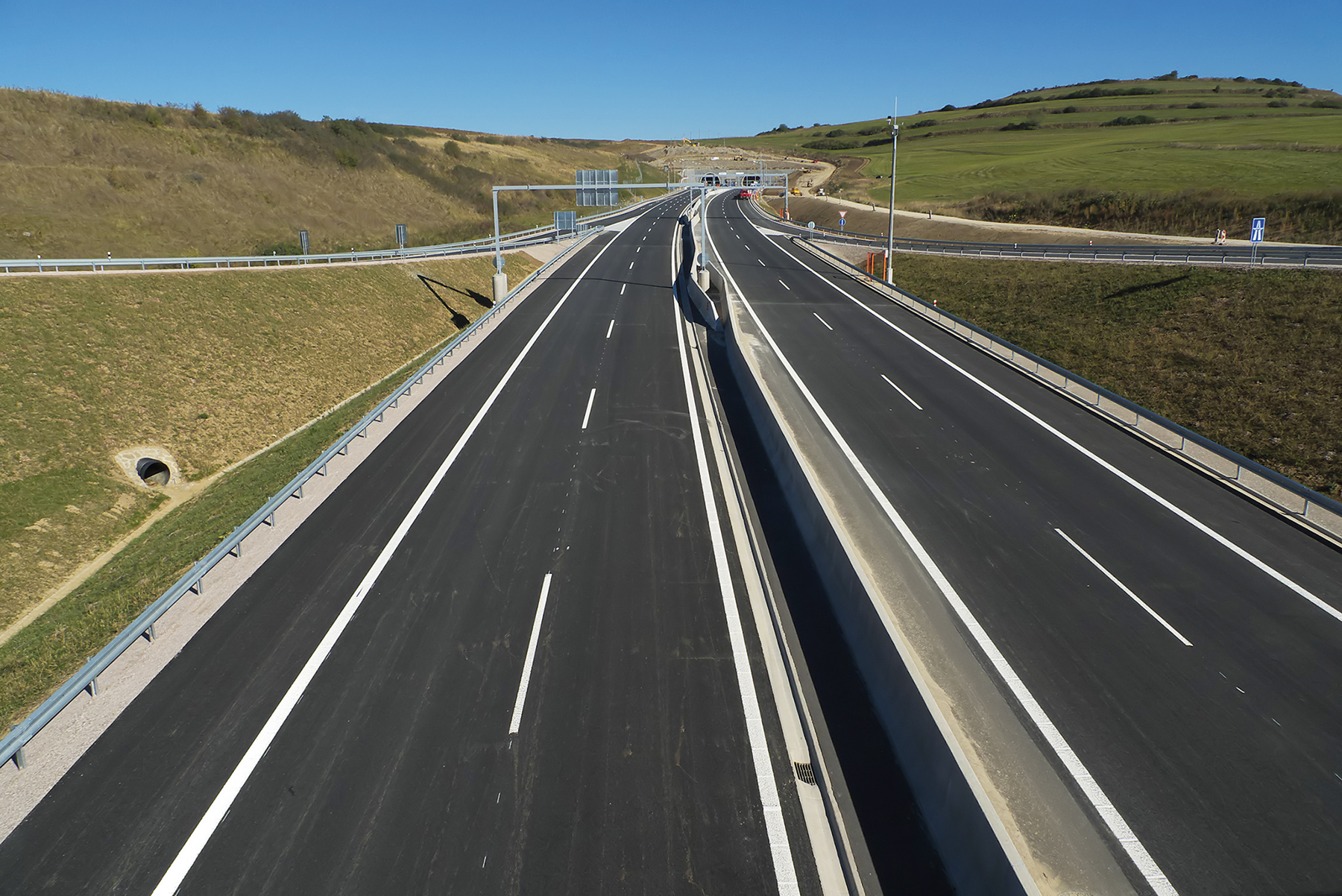 Obr. 1  Zdroje SFDI směřují především do výstavby páteřní dopravní infrastruktury. (zdroj: isifa/Shutterstock)