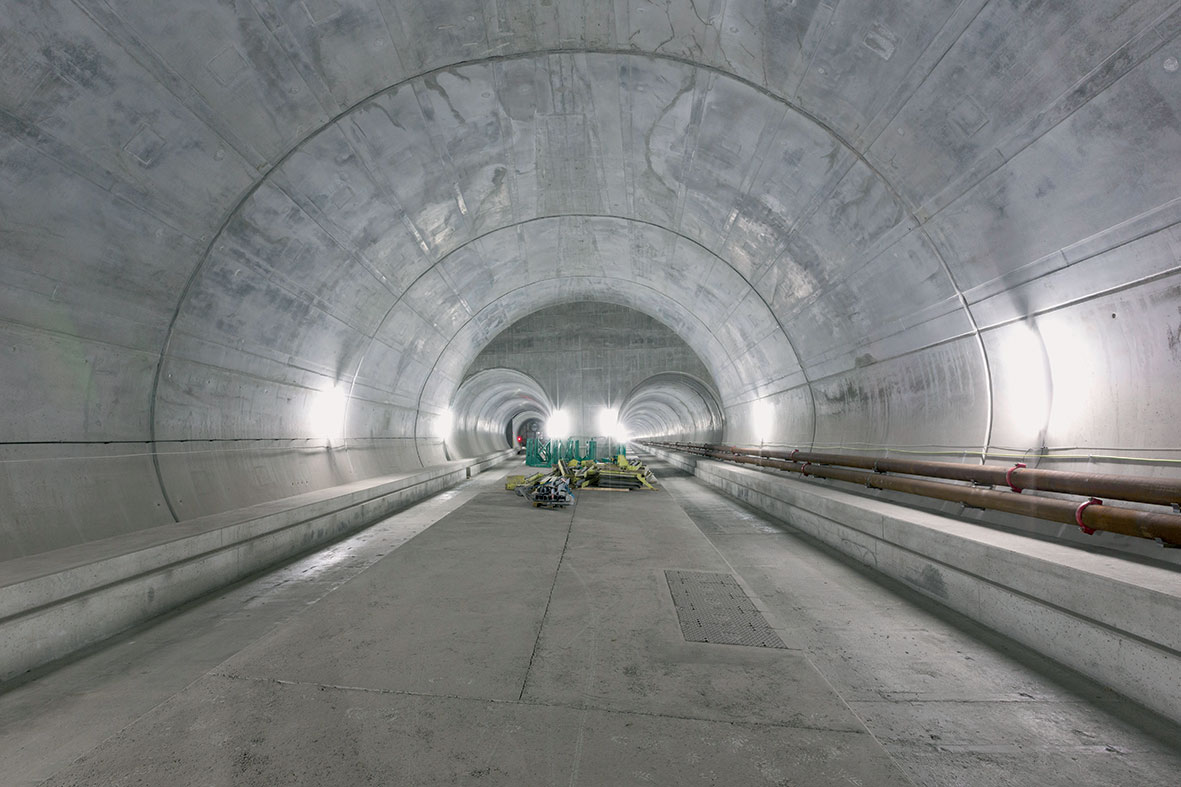 Nový Gotthardský tunel je nosným pilířem nejenom vnitrostátní, ale i evropské tranzitní dopravy. Obrovskému významu tunelu jsou přímo úměrné i náklady na výstavbu, které se vyšplhají na cca 8,2 miliard eur.