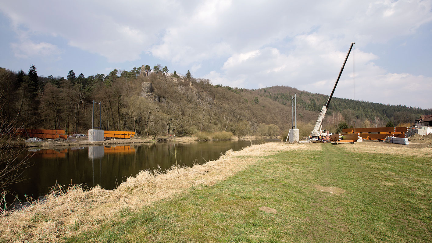 Na fotografiích (směrem shora) vidět, jak postupovala výstavba lávky.