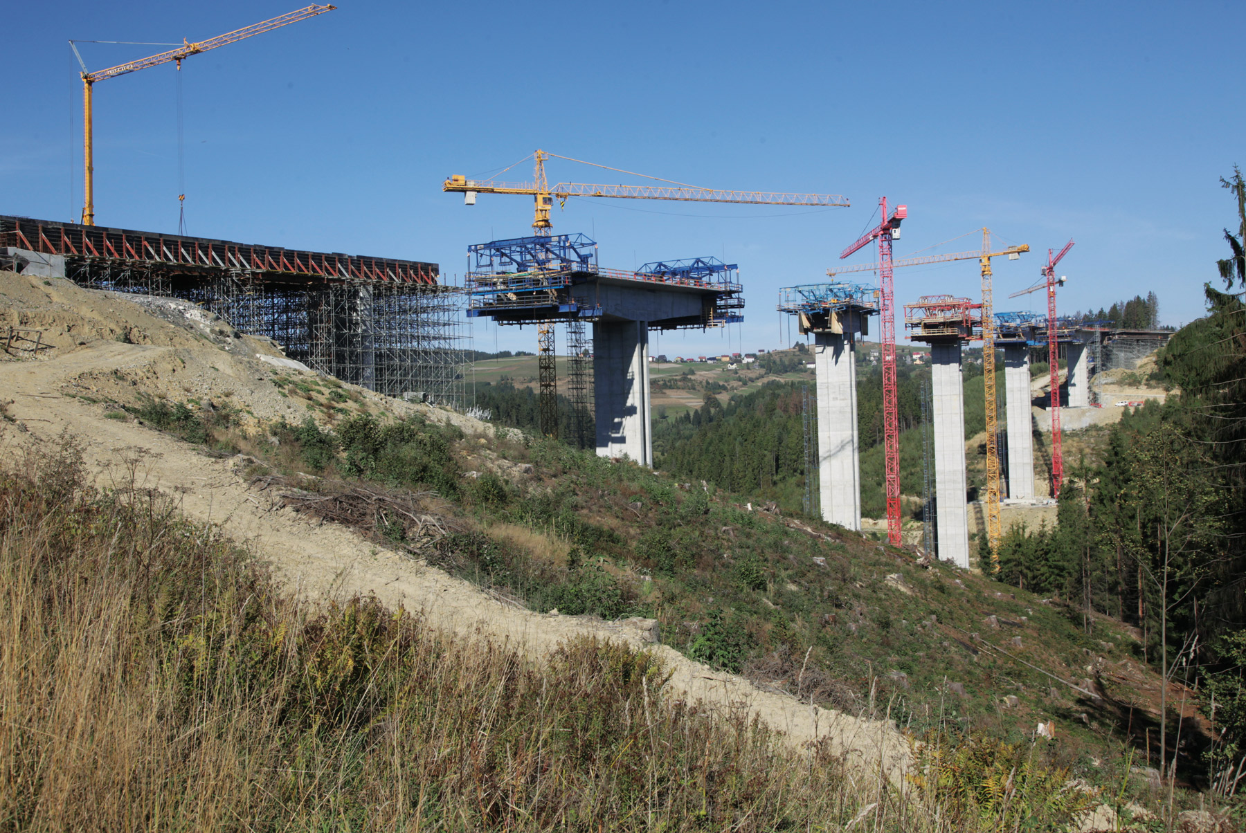 Obr. 5 Výstavba nosné konstrukce – most 244-00