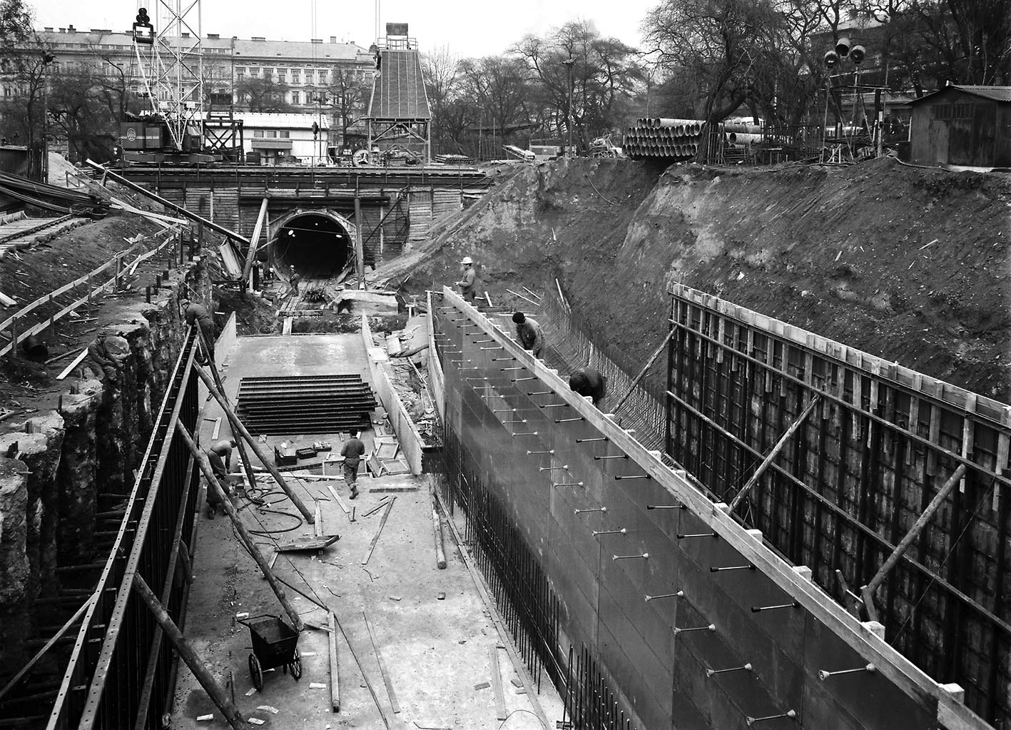 Budování stanice Hlavní nádraží a portál traťového tunelu – v pozadí domy  v Bolzanově ulici (1971– 1972)