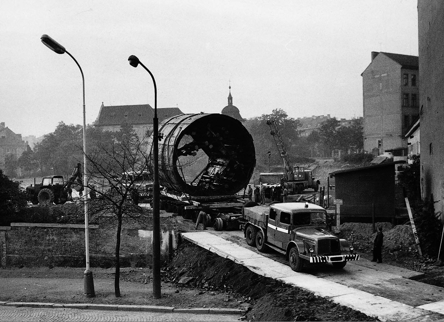 Převoz nemechanizovaného štítu ve Štětkově ulici na Pankráci po proražení prvního úseku metra (říjen 1969)